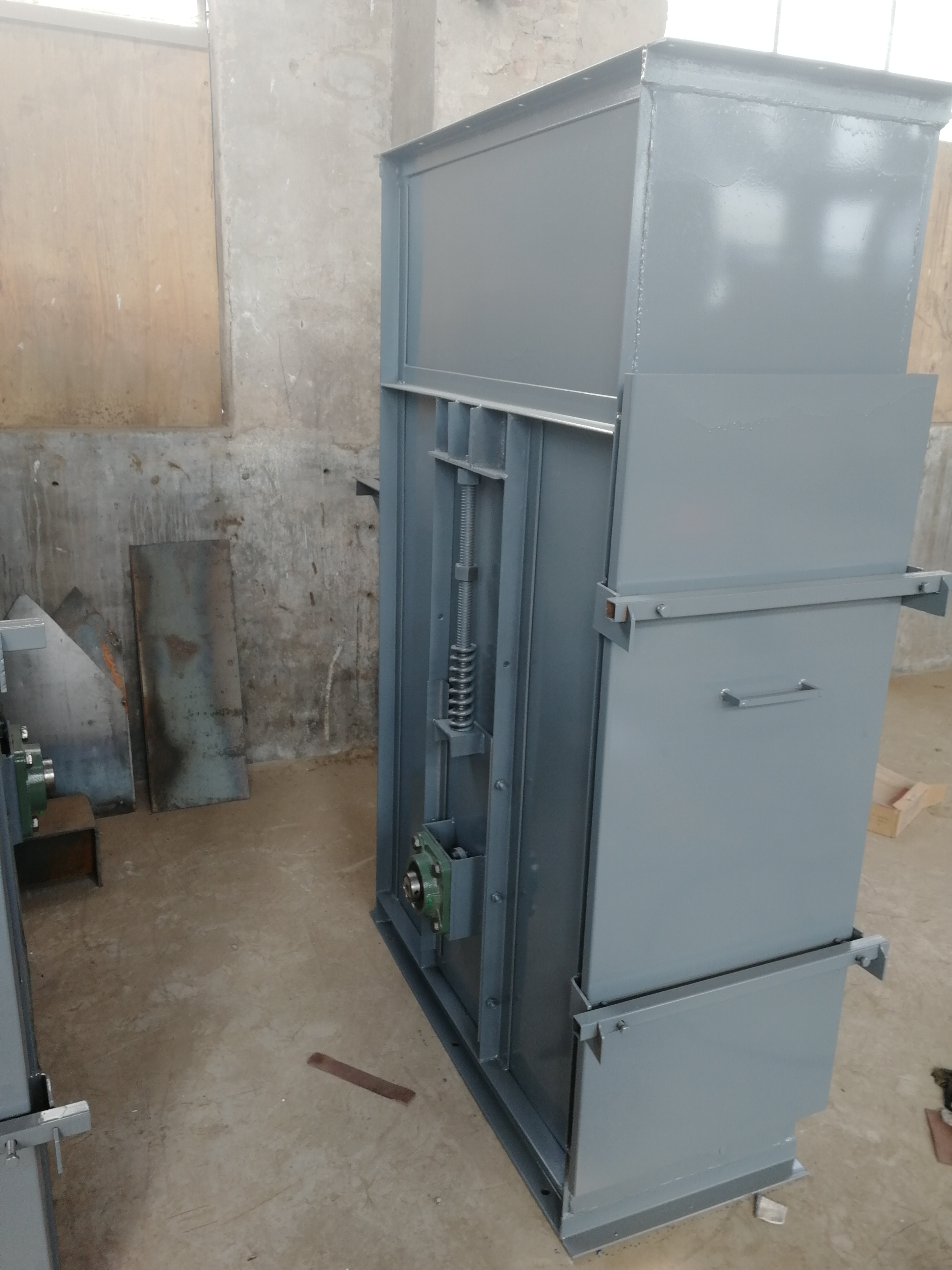 斗式提升機提升物料的實質性研究(斗式提升機提升高度)